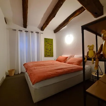 Apartment Renove Dans Une Maison Datant Du 16e Siecle , Situe Au Centre De Cajarc.