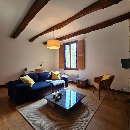 Renove Dans Une Maison Datant Du 16e Siecle , Situe Au Centre De Cajarc.